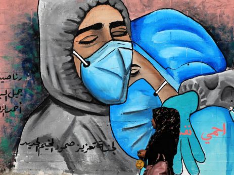 MURAL SHOWING MASK-CLAD MOURNERS IN THE NUSEIRAT REFUGEE CAMP IN CENTRAL GAZA ON NOVEMBER 16, 2020. (PHOTO: ASHRAF AMRA/APA IMAGES)