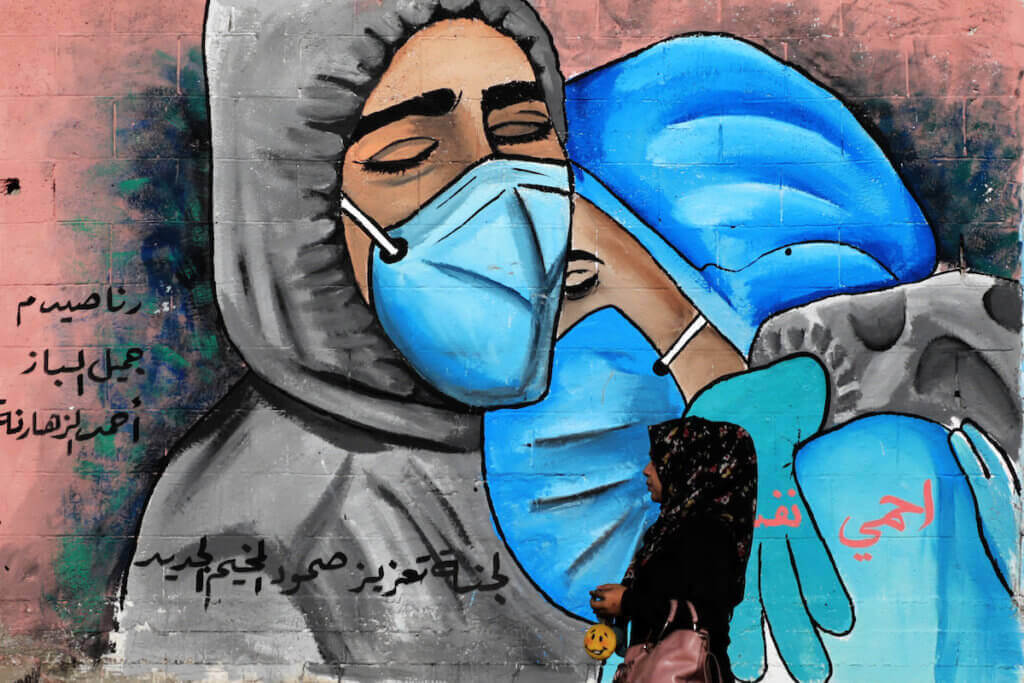MURAL SHOWING MASK-CLAD MOURNERS IN THE NUSEIRAT REFUGEE CAMP IN CENTRAL GAZA ON NOVEMBER 16, 2020. (PHOTO: ASHRAF AMRA/APA IMAGES)