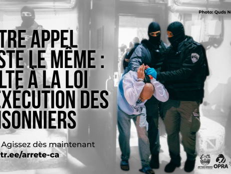Photo d'illustration provenant du réseau d'information Quds News Network, sur laquelle on voit plusieurs gardiens de prison israéliens tenant les mains d'un Palestinien derrière sa tête alors qu'il est courbé en avant, tandis qu'il franchit une porte dans ce qui semble être un centre de détention. « Notre appel reste le même : Halte à la loi d’exécution des prisonniers ». Agissez dès maintenant